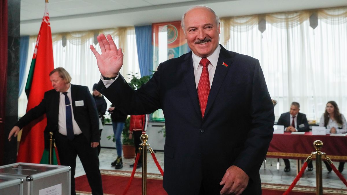 Bělorusko volilo s chlebíčky u uren fasádový parlament. Opozici do něj diktátor Lukašenko nepustil